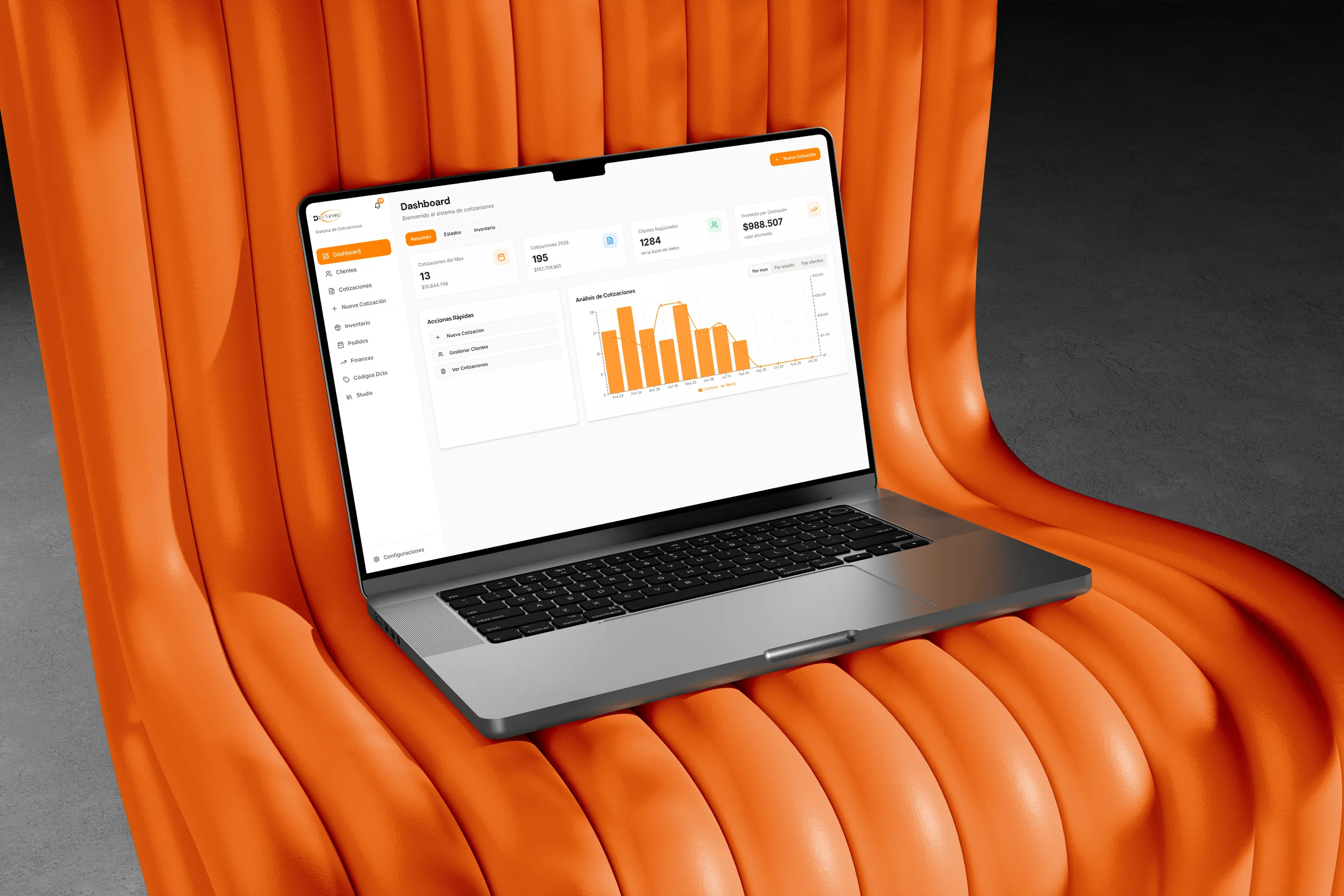 El panel de DCortinas OS abierto en un notebook, apoyado en una butaca naranja