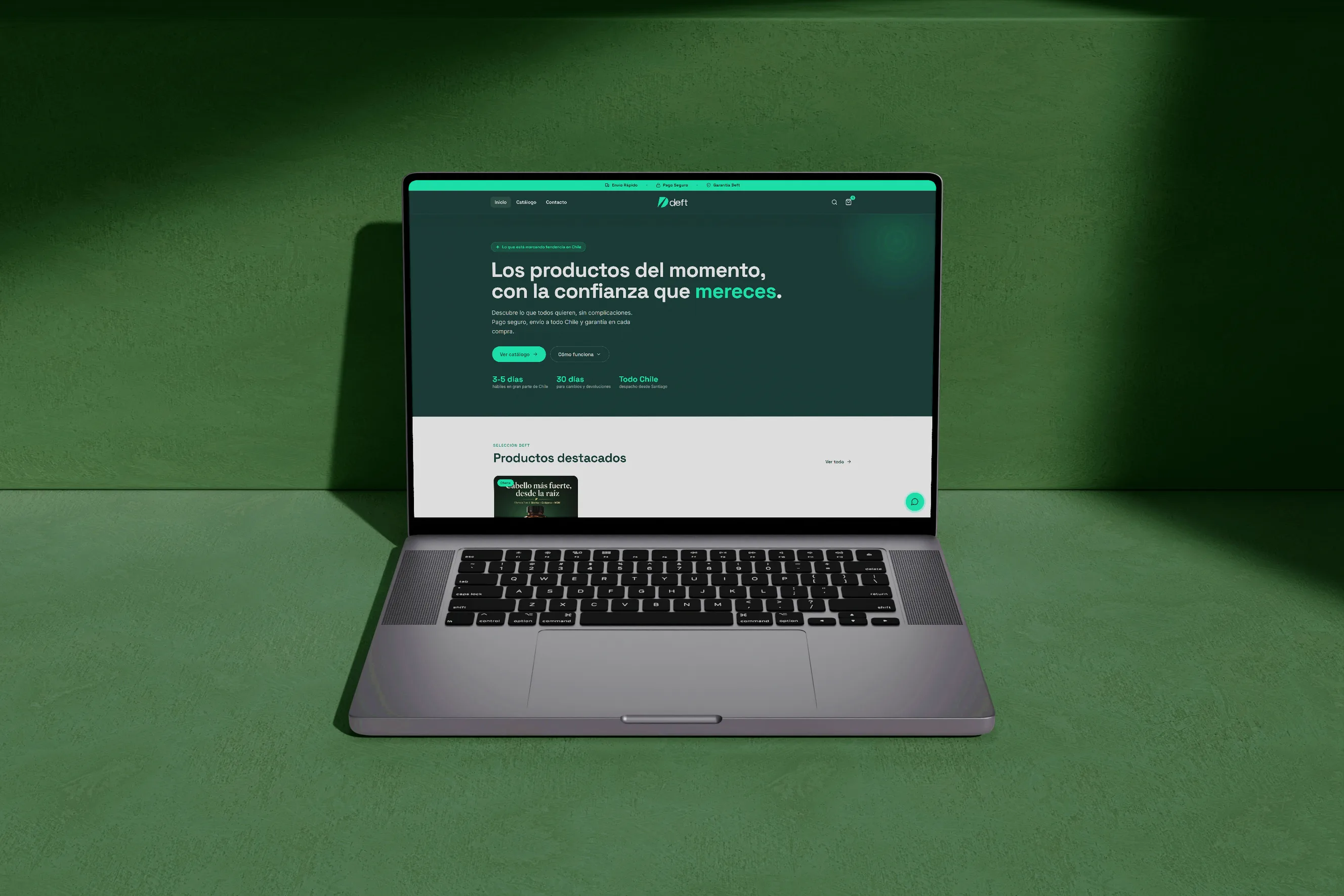 La portada del sitio de Deft abierta en un notebook, sobre un fondo verde oscuro